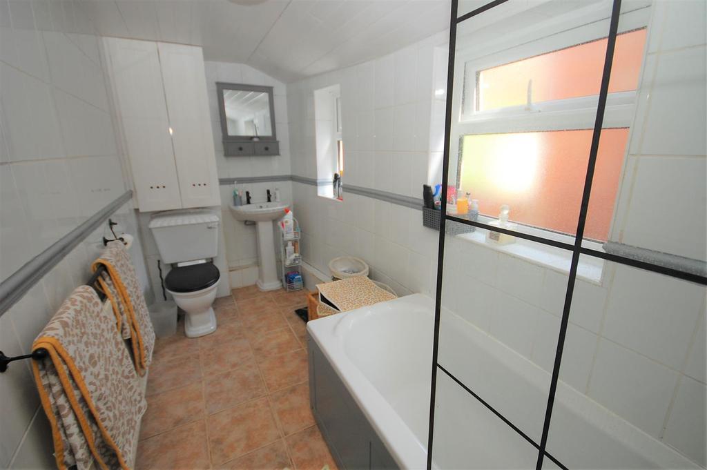 54kirkgate BATHROOM.JPG