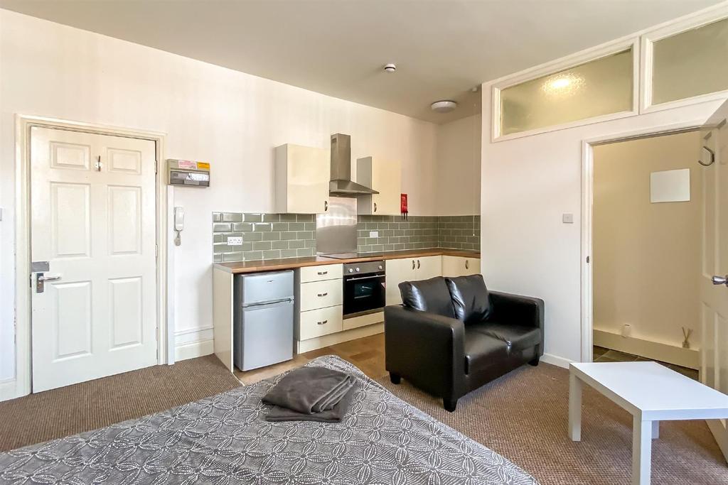 Holyhead Road, Lower Coundon, Coventry Studio £575 pcm (£133 pw)