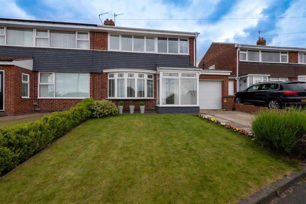 Sevenoaks Drive, Hastings Hill... 3 bed semidetached house £239,950
