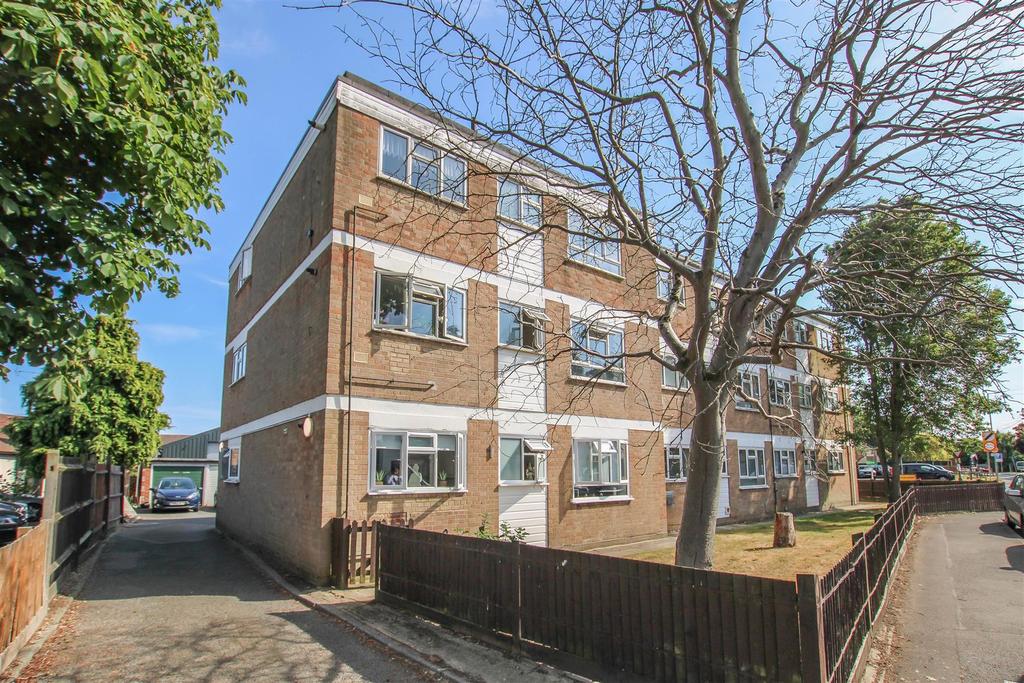 Crow Green Road, Pilgrims Hatch, Brentwood 2 bed apartment £280,000
