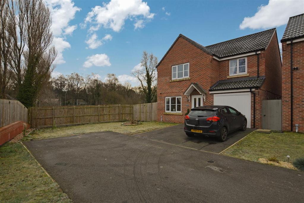 Woodside Drive, Scunthorpe 4 bed detached house £1,100 pcm (£254 pw)