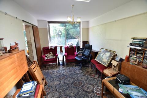15 Manor Gardens, London, W3 8JU