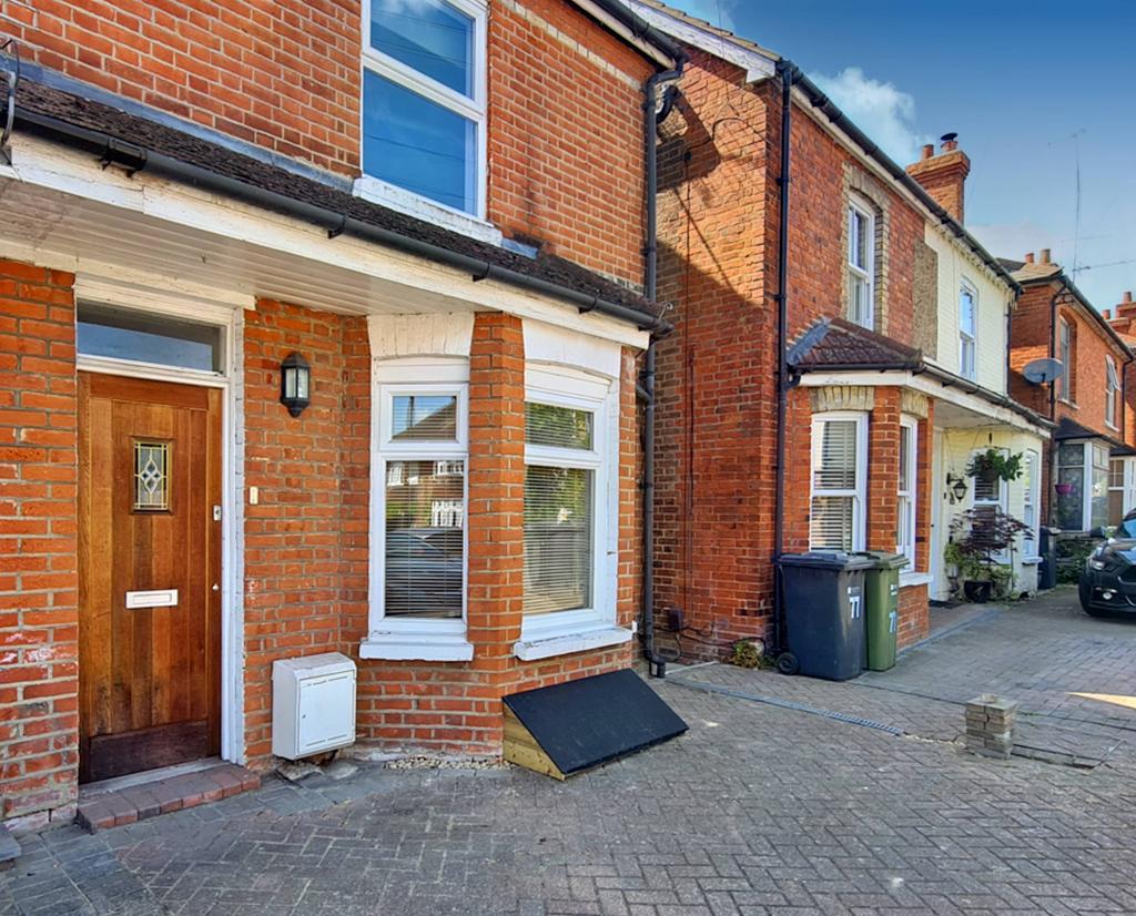 Manor Road, Guildford GU2 4 bed semidetached house £2,250 pcm (£519 pw)