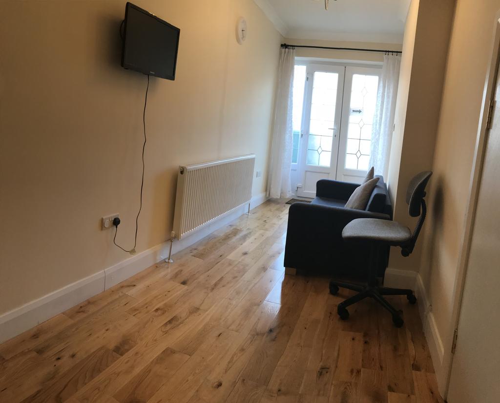 Valley Drive, London NW9 1 bed flat £1,100 pcm (£254 pw)