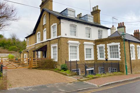 1 bedroom maisonette for sale, Sunnyside, London Road, Farningham, Kent DA4 0JP