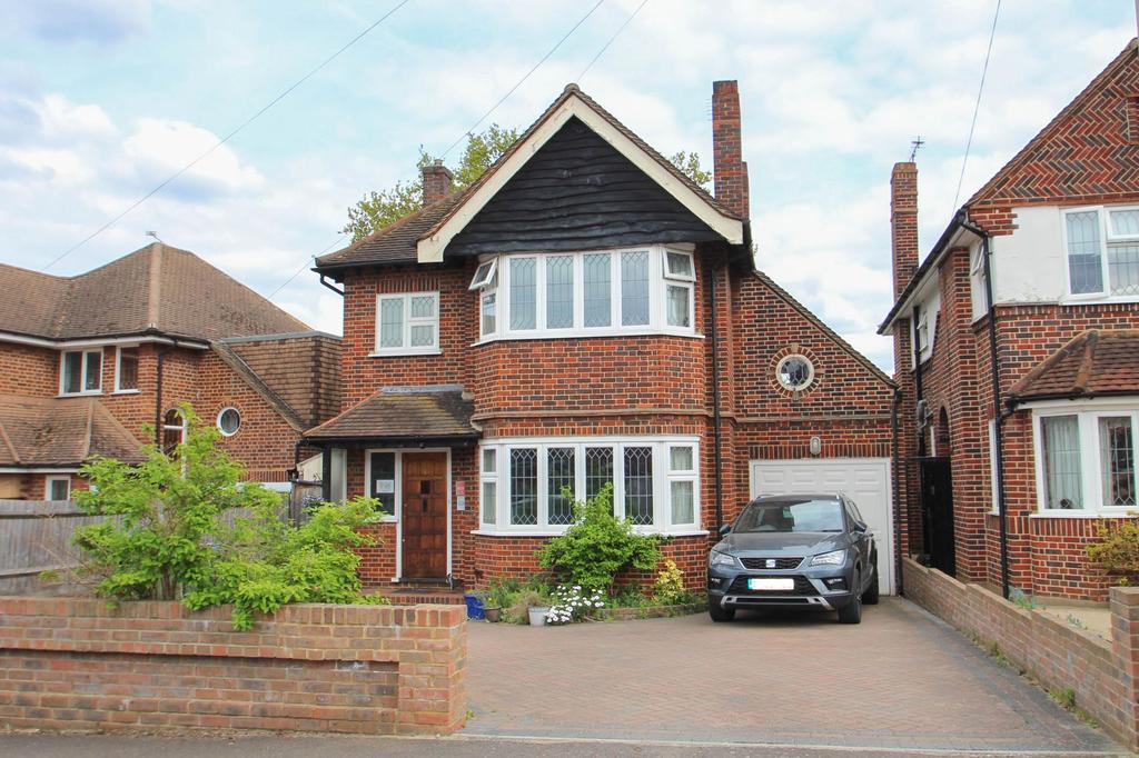 Avondale Avenue, Hinchley Wood, KT10 3 bed detached house for sale £