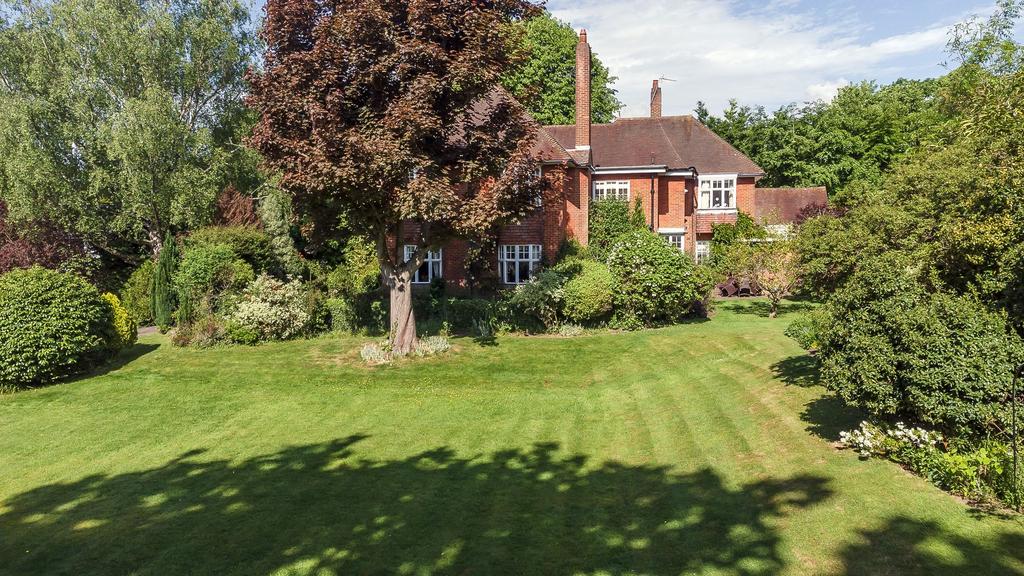 Hardwick Close, Oxshott, KT22 7 bed detached house £3,200,000