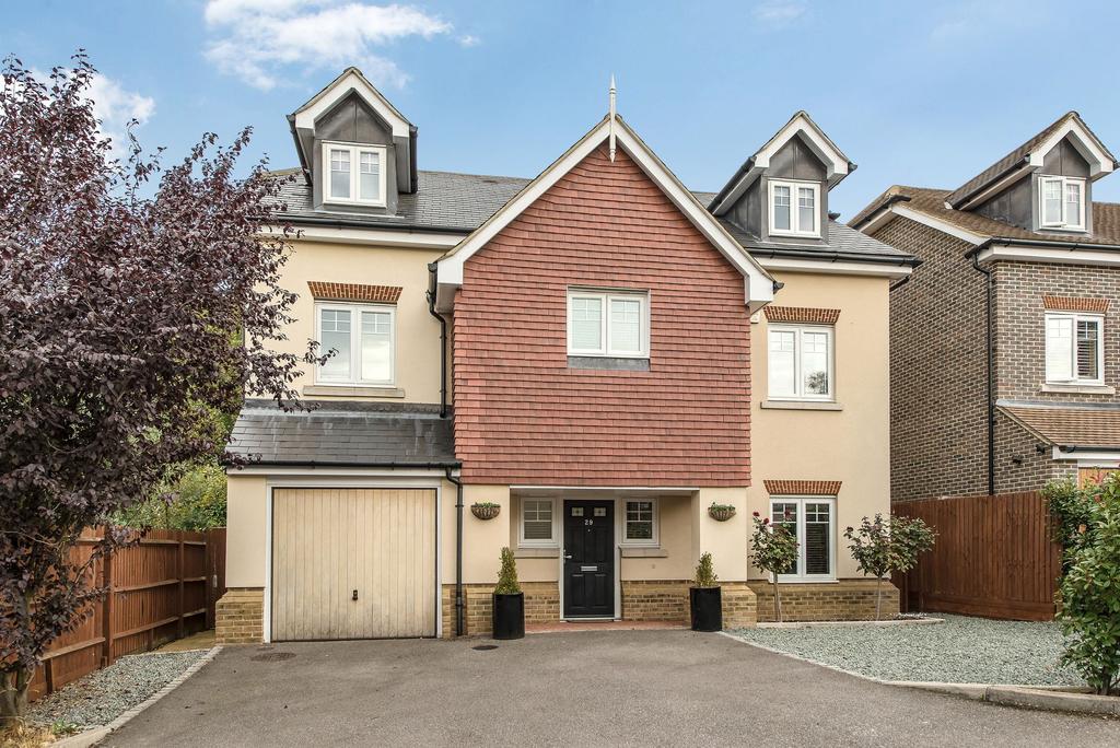 Halcyon Close, Oxshott, KT22 5 bed detached house £1,000,000