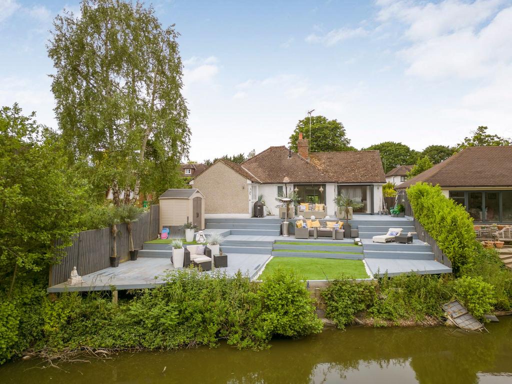 Ockham Road South, East Horsley, KT24 2 bed detached bungalow £700,000