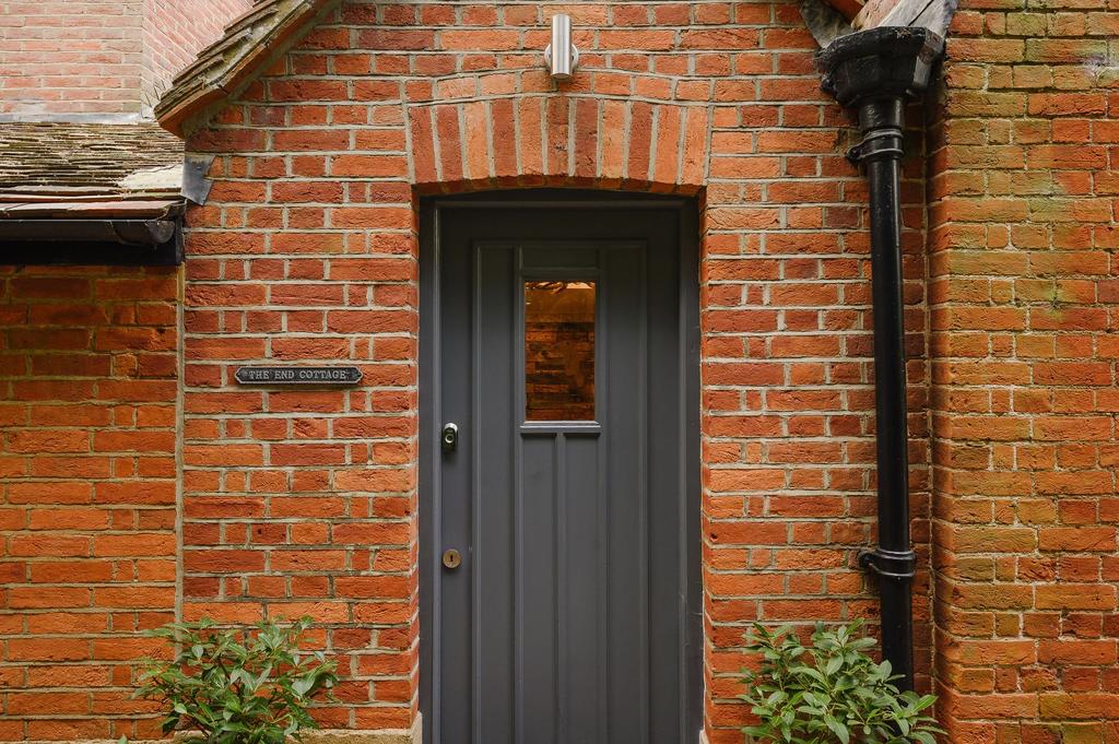 Green Lane, Cobham, KT11 3 bed semidetached house £1,100,000