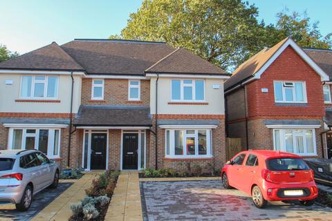 3 bedroom semi-detached house for sale - Barn Close, Manor Road North, KT10
