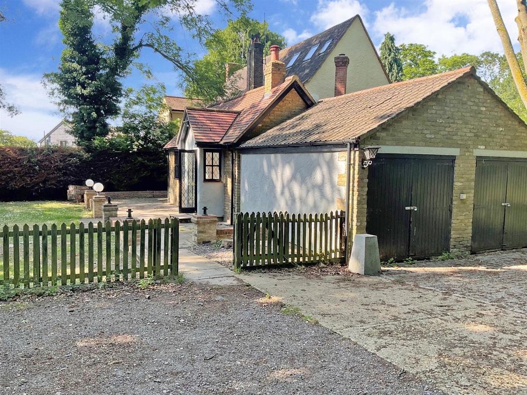Pynest Green Lane, Waltham Abbey, Essex 3 bed semidetached house for