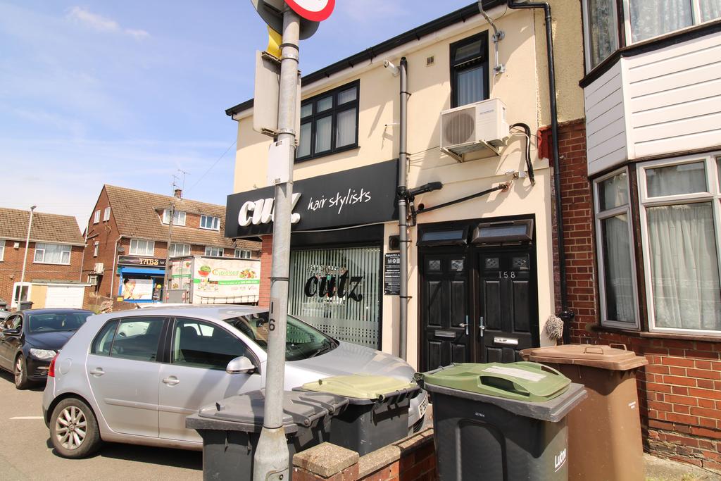Chester Avenue Luton LU4 9SH 2 bed flat £1,150 pcm (£265 pw)