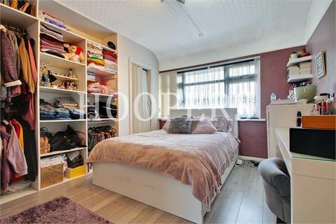 28 Chipstead Gardens, London, NW2 6EL