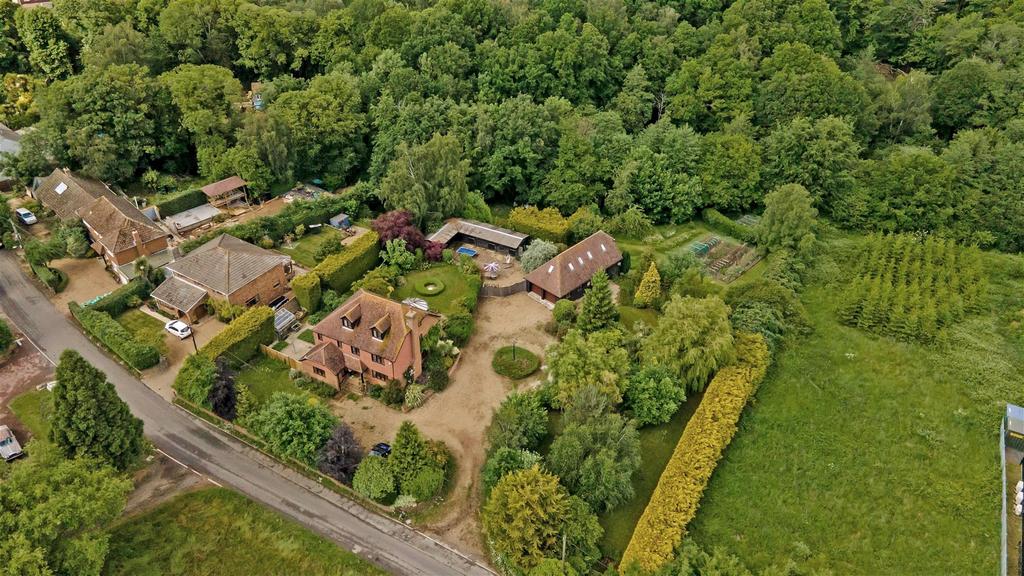 Howfield Lane, Chartham Hatch, Canterbury, Kent 6 bed detached house