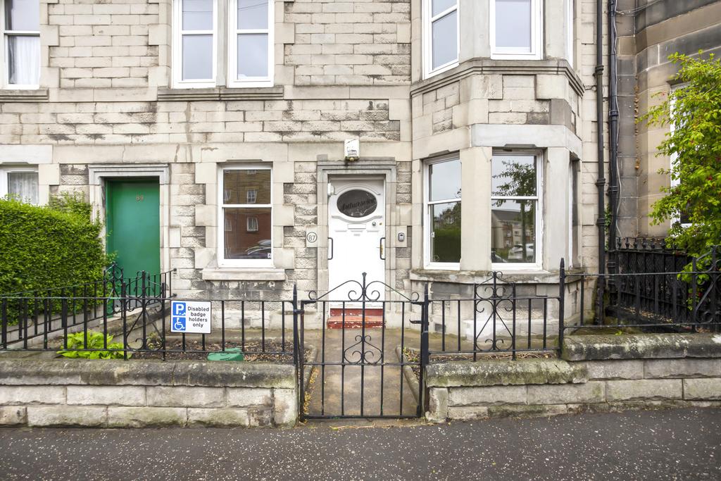 87 McDonald Road, Edinburgh, EH7 4NA 2 bed flat £245,000
