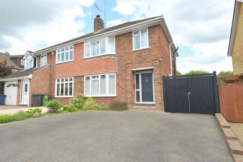 2 Meadow Walk, Bourne End, SL8 5TP