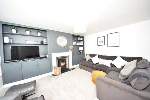 2 Meadow Walk, Bourne End, SL8 5TP
