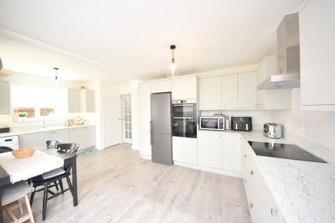 2 Meadow Walk, Bourne End, SL8 5TP