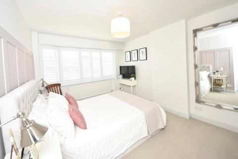 2 Meadow Walk, Bourne End, SL8 5TP