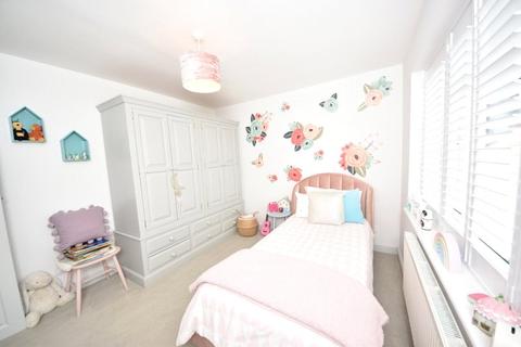2 Meadow Walk, Bourne End, SL8 5TP