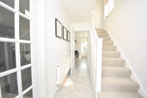 2 Meadow Walk, Bourne End, SL8 5TP