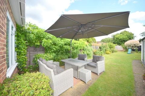 2 Meadow Walk, Bourne End, SL8 5TP