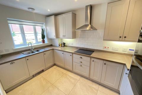 3 bedroom semi-detached house to rent, Kelen Gardens, Littlehampton