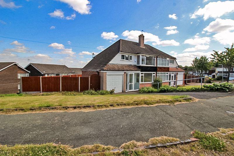 Camberley Crescent, ETTINGSHALL PARK, WV4 6QR 3 bed semidetached house