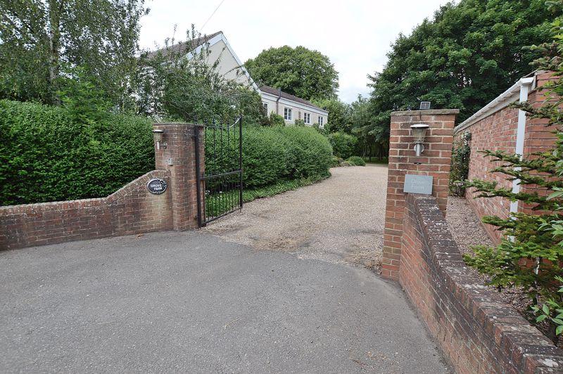 Entrance/Driveway