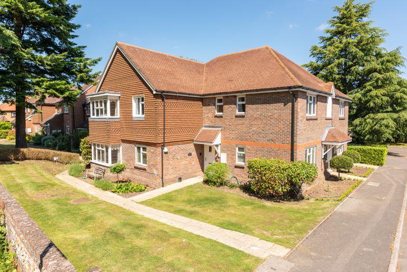 Bookham 2 bed apartment for sale £385,000
