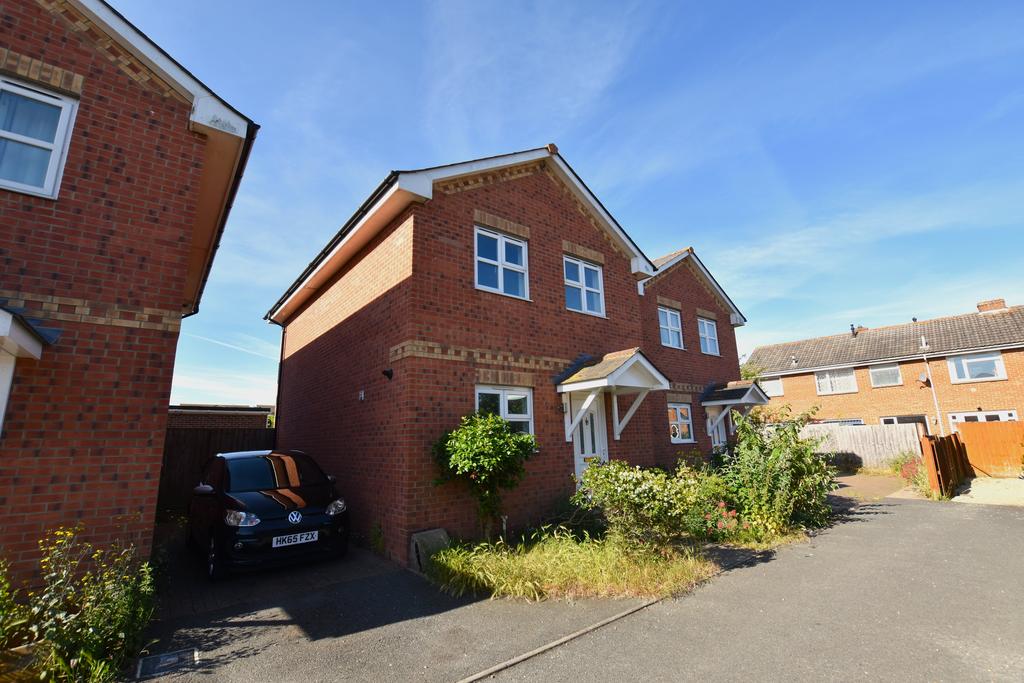 The Groves, Mill Hill Road, Cowes 3 bed house £950 pcm (£219 pw)