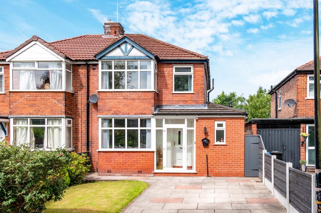 Northside Avenue, Flixton... 3 bed semidetached house £375,000