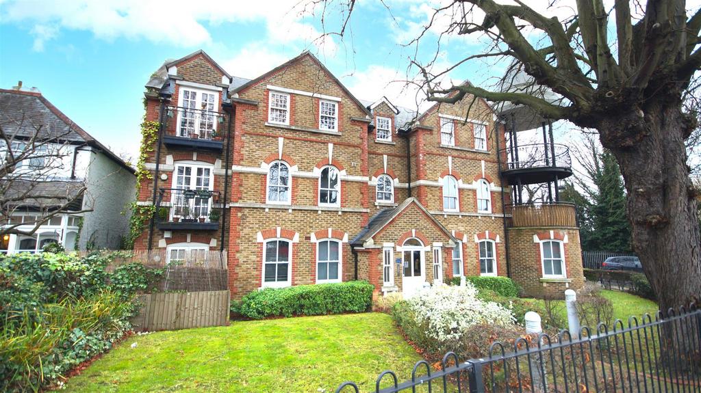Station Road, Loughton IG10 2 bed apartment for sale £400,000