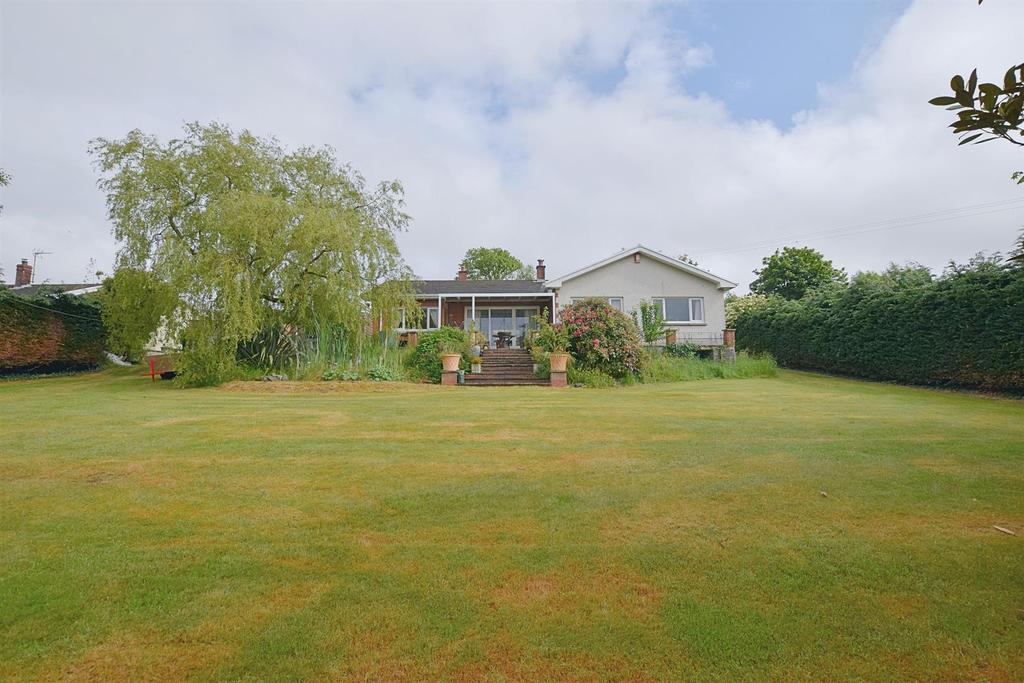 Newcastle Emlyn 3 bed detached bungalow for sale £350,000