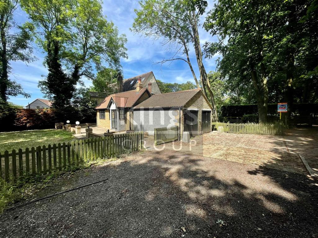 Pynest Green Lane, Waltham Abbey 3 bed semidetached house £675,000