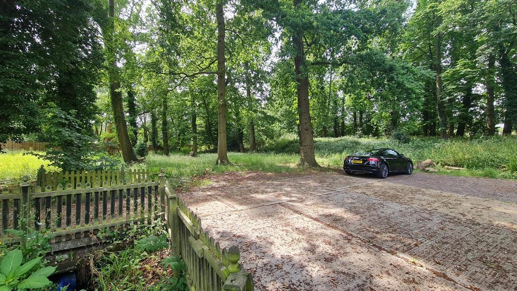 Pynest Green Lane, Waltham Abbey 3 bed semidetached house £675,000