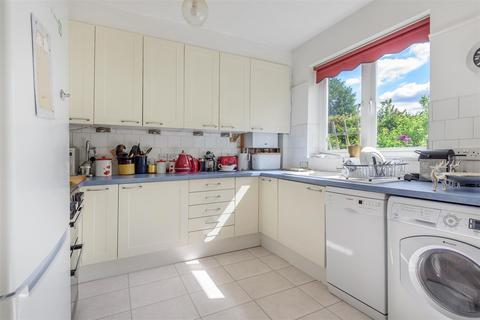 4 Chumleigh Walk, Surbiton, KT5 8BW