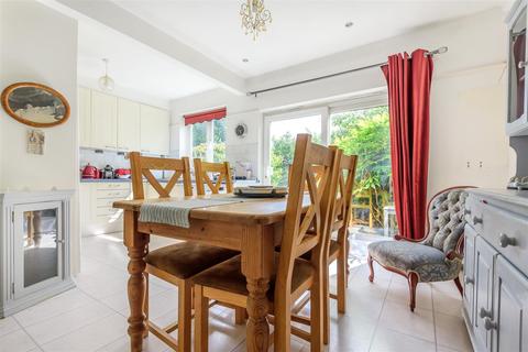 4 Chumleigh Walk, Surbiton, KT5 8BW