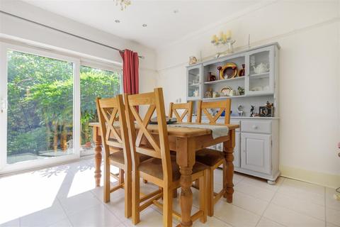 4 Chumleigh Walk, Surbiton, KT5 8BW