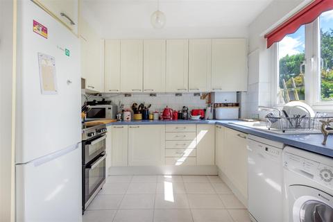 4 Chumleigh Walk, Surbiton, KT5 8BW