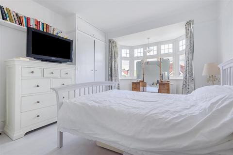4 Chumleigh Walk, Surbiton, KT5 8BW