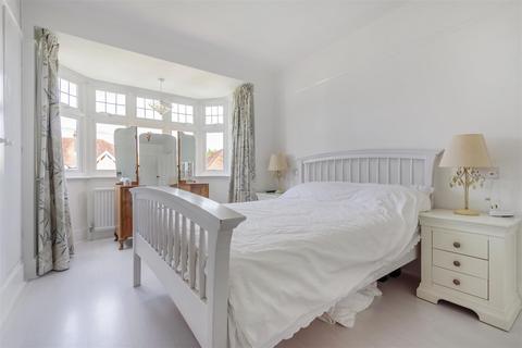 4 Chumleigh Walk, Surbiton, KT5 8BW