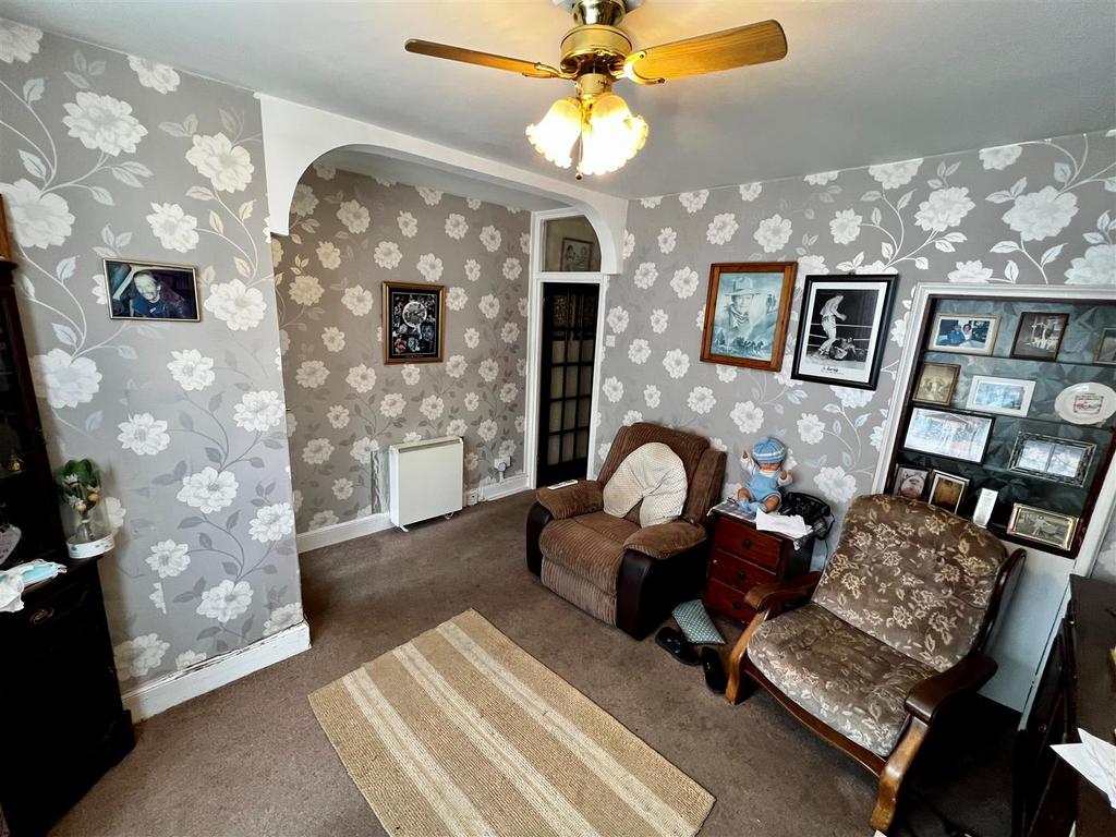 Eastbrook Road, Waltham Abbey 3 bed terraced house £330,000