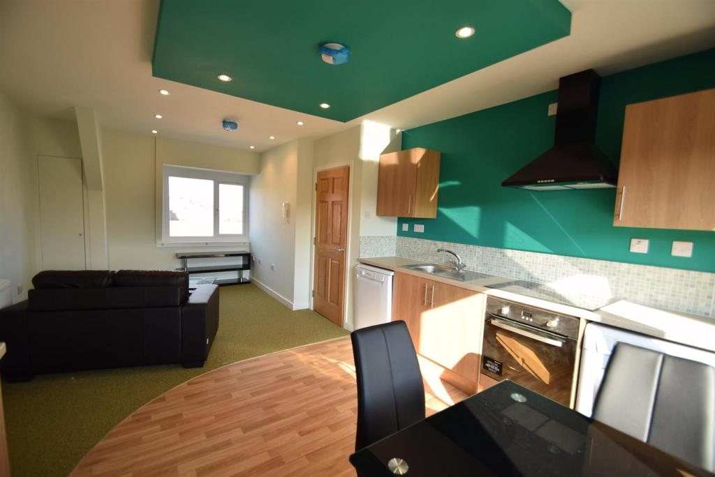 Roxburgh Apartments, Whitley Bay, NE26 3 bed apartment £750 pcm (£173 pw)