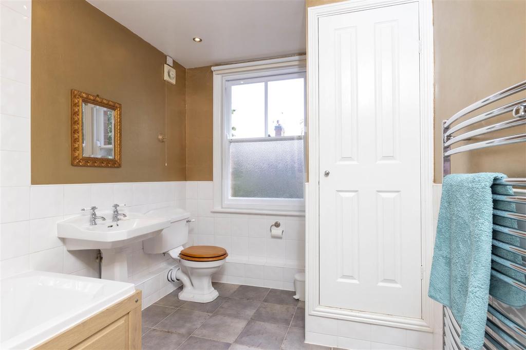 BATHROOM SUITE &amp; SHOWER