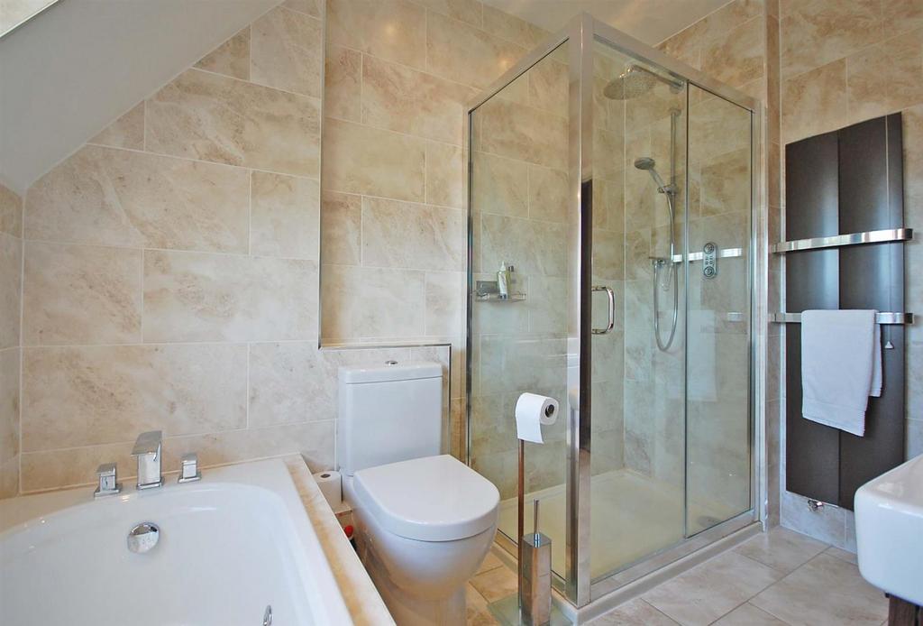 Main Bathroom b.jpg