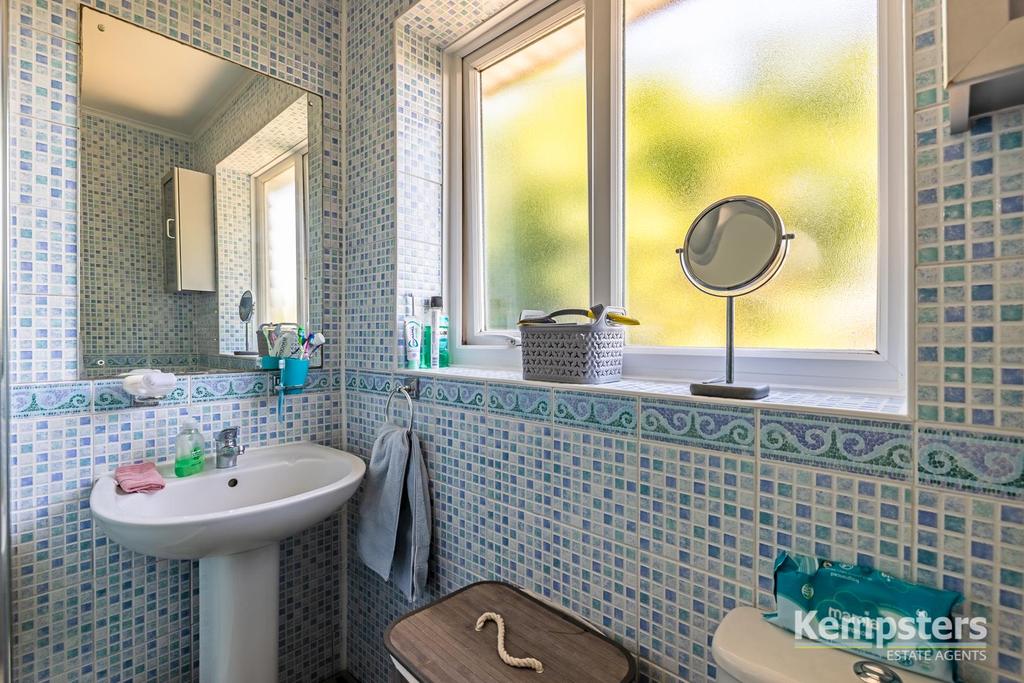 Bathroom 2.jpg