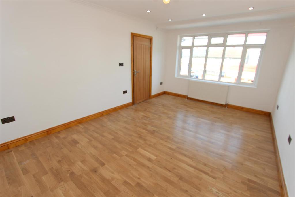 Antlers Hill, North Chingford 3 bed terraced house £1,850 pcm (£427 pw)