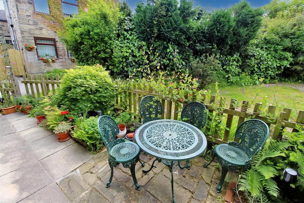 Westgate, Almondbury, Huddersfield, HD5 8XN 3 bed end of terrace house